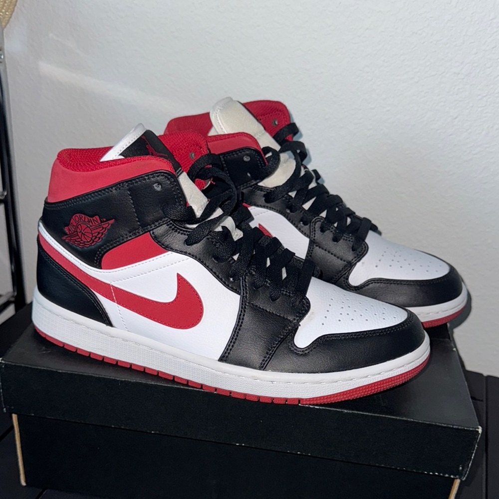AIR JORDAN 1 Mid 8.5 in Men & 11 in women. Red,Black & White